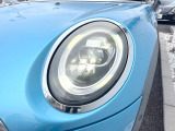 ●LEDヘッドライト:夜間走行時も良好な視界を確保し安心して運転できる高輝度LEDヘッドライトを装備!点灯速度が早く、消費電力も抑えられています。
