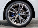 BMWの純正アロイホイールは軽量かつ強度にも優れているホイールで走行性能を引き上げる設計になっております。足元にもBMWは妥協がなくこだわっている個所になります。