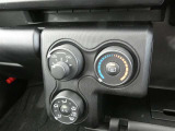 マニュアルエアコン装着です。夏は、快適に、冬でも車内の曇りを取ってくれるので安全です。