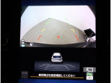 フロントグリル、ドアミラー、リヤゲートに装着したカメラの映像をインフォメーションディスプレイの大画面で確認可能です。