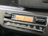 【オートエアコン】一度お好みの温度に設定すれば、車内の温度を検知し風量や温度を自動で調整。暑い&hellip;寒い&hellip;と何度もスイッチ操作をする必要はありません。快適な車内空間には必須の機能ですね♪