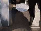 【ペダル】BMWはオルガン式アクセルペダルを採用しています。踏み込む足とペダルが同じ軌跡を描くため、かかとがずれにくく、アクセルコントロールがよりしやすくなるメリットがあります。