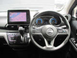 デイズの運転席廻りになります。ひじ掛けや収納など便利な装備がついてます!