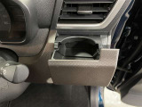 運転席と助手席には、回転式のインパネカップホルダーが装備されています。