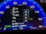 隣車線を走る車両をレーダーで検知し、ドアミラーでは確認しにくい後側方エリアに存在する車両に加え、急接近してくる車両も検知します。車両を検知するとドアミラーに搭載されたLEDインジケーターが点灯します。