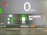 【車線維持支援システム】高速道路走行時、車線からはみ出しそうな時にステアリングを制御。より安心・安全な運転をサポートしてくれます!