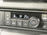 【オートエアコン】一度お好みの温度に設定すれば、車内の温度を検知し風量や温度を自動で調整。暑い&hellip;寒い&hellip;と何度もスイッチ操作をする必要はありません。快適な車内空間には必須の機能ですね♪