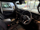 ステアリングを握ればJeepワールドが目の前に広がります。