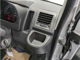 便利なカップホルダーを装備しています。 缶ジュースを開けて運転していると振動で倒れないかヒヤヒヤ、意外と置き場に困るもの。 意外に重要な装備ですね。