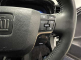 ステアリングスイッチ付きで、運転中に視線を前に向けたまま操作できます。