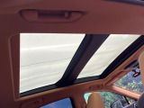 【大型サンルーフ】車内の解放感が一気に上がる大型のパノラマルーフ!季節を問わず開放的で快適なドライブをお楽しみいただけます。流通量も少なく希少価値の高い人気の装備です♪