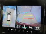 全方位モニター付きです。車両を上から見たような映像をナビゲーション画面に表示。運転席からの目視だけでは見にくい、車両周辺の状況をリアルタイムでしっかり確認できます。