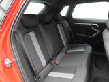 長時間の乗車でも疲れにくい後席空間。大人が問題無く乗車できるサイズ感