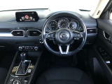 【運転席インテリアデザイン】左右対称のインテリアデザインでドライバーを包み込み運転に集中できるように設計されています。