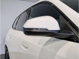 BMWのミラーは車種によって異なりますがレーンチェンジウォーニングが装備されております。詳しくは当店スタッフまでお問い合わせくださいませ。