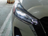 右ヘッドランプ画像です。LEDヘッドランプです。ハロゲンヘッドランプの約2倍の光量でより明るく遠くを照らし、夜間走行時の視認性を高めるとともに長寿命や省電力も魅力です。