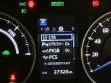 【レーンディパーチャーアラート】道路上の白線(黄線)をカメラで認識、ドライバーがウインカー操作を行わずに車線を逸脱する可能性がある場合、ブザーとディスプレイで注意喚起。