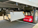 ボディー運転席側後方にステンレス製の工具箱が付いています。