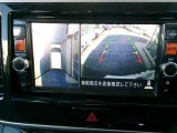 全周囲モニター付きです。車両を上から見たような映像をディスプレイオーディオ画面に表示。運転席からの目視だけでは見にくい、車両周辺の状況をリアルタイムでしっかり確認できます。