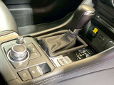 【オートブレーキホールド】停車中にブレーキペダルから足を放しても、ブレーキを自動的に制御して、車両の停車状態を保持する機能です。信号待ちなどの停車時に運転者の負担を軽減します。