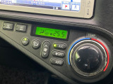 【オートエアコン】一度お好みの温度に設定すれば、車内の温度を検知し風量や温度を自動で調整。暑い&hellip;寒い&hellip;と何度もスイッチ操作をする必要はありません。快適な車内空間には必須の機能ですね♪