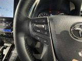 ステアリングスイッチ付きで、運転中に視線を前に向けたまま操作できます。
