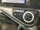 【オートエアコン】一度お好みの温度に設定すれば、車内の温度を検知し風量や温度を自動で調整。暑い&hellip;寒い&hellip;と何度もスイッチ操作をする必要はありません。快適な車内空間には必須の機能ですね♪