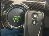 【キーフリーシステム】カバンやポケットに入れたままでもドアの施錠・解錠が可能なスマートキーを装備。エンジンのオン・オフ時もカギを取り出す必要が無いからとっても便利です♪