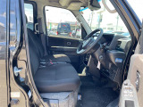 【運転席】座り心地が良いシートなので長時間の運転でも快適にお過ごしいただけます。新品のフロアマットのご注文も可能です。掲載箇所以外にご希望の写真がございましたらお気軽にお問い合わせ下さい。