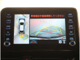 【パノラマモニター】に搭載した4つのカメラにより、車を真上から見ているような映像を表示。運転席から確認しにくい車両周囲の状況を把握できます。