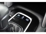 EVモードは電気モーターのみを使って走行するモードです。深夜の住宅街、屋内駐車場でエンジン騒音や排気ガスを気にすることなく走行できます。