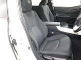 高いホールド性で運転姿勢が安定します。長距離ドライブでも疲れにくいのが魅力です。快適なドライビングライフをお送りください♪