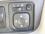 【電動格納ミラー】サイドミラーは電動格納式となっており、狭い駐車場でもキズがつくリスクを抑えられます。