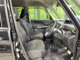 運転席まわりには十分なスペースがあり、大柄な方でもゆったり運転していただける環境です。