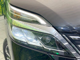 【LEDヘッドライト】悪天候や夜間走行時も良好な視界を確保し安心して運転できる高輝度LEDヘッドライトを装備!点灯速度が早く、消費電力も抑えられています。