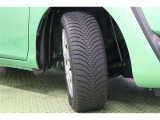 タイヤサイズ 185/60R15。スポーティなデザインのホイールキャップ付きスチールホイール装着しています。