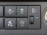 スマートアシストOFFスイッチ、コーナーセンサーブザーOFFスイッチ、VSC・TRC OFFスイッチ、エコアイドルODO/TRIPスイッチ、手動光軸調整ダイヤル。