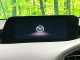 【8インチマツダコネクト】車内の雰囲気にマッチした大型のディスプレイ。スマホ接続でのナビ使用やBluetooth再生等、様々な機能が楽しめます。直感的なダイヤル操作が可能で、使い勝手も良好です。