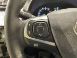 ステアリングスイッチ付きで、運転中に視線を前に向けたまま操作できます。