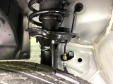 お車を安心してお乗りいただく為には、足回りの定期点検が欠かせません。サービスサポート(有償保証)では無料点検もご提供しており、安心のカーライフをお過ごしいただけるサポート体制が整っています。