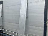 ゲートにへこみがあります。(運転席側)