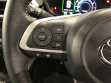 ステアリングスイッチ付きで、運転中に視線を前に向けたまま操作できます。