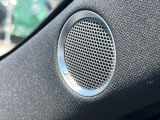 【BOSEサウンドシステム】メーカーオプションの高品位サウンドシステムを搭載。専用のチューニングが施された大小様々なスピーカーから良質なサウンドが奏でられ、臨場感あふれる音響空間を演出します。