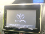 【純正ナビ】人気の純正ナビを装備しております。ナビの使いやすさはもちろん、オーディオ機能も充実!キャンプや旅行はもちろん、通勤や買い物など普段のドライブも楽しくなるはず♪