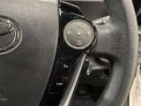 ステアリングスイッチ付きで、運転中に視線を前に向けたまま操作できます。