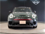MINIのフロントグリルのデザインはイギリスで生まれた当初から、シルバーのサイドバーが折り重なった伝統的なデザインで御座います。その伝統はBMWのお車になってからでも少しずつ形を変えて守られております