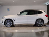 【拘りのFR】BMWが多く採用するFR車。ダイレクトでスポーティな加速感・シャープなハンドリングを実現。縦置きエンジンレイアウトにより、フラットで上質な乗り味です。