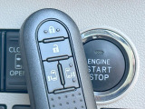 【キーフリーシステム】カバンやポケットに入れたままでもドアの施錠・解錠が可能なスマートキーを装備。エンジンのオン・オフ時もカギを取り出す必要が無いからとっても便利です♪