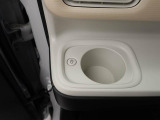 保温機能付きカップホルダー。テイクアウトの温かい飲み物の美味しい温度をキープ。ドライブ中もお飲み物を楽しめます。