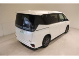 後部座席とリヤはプライバシーガラスになっています。座っている人や置いてある荷物が見えにくくなっているのでプライバシーの確保が出来ます。